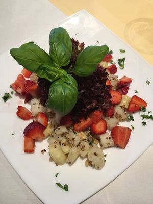 Strawberry-asparagus-salad with quinoa at Schröders at Kurhaus am Inselsee in Guestrow