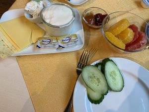 Frühstück mit veganem Käse und Joghurt at Holzschuh's Schwarzwaldhotel in Baiersbronn