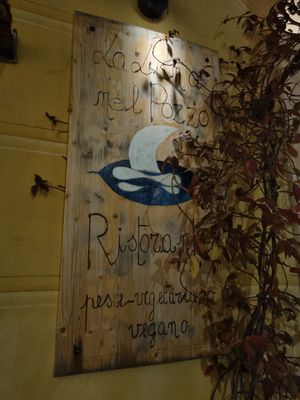 Insegna at La Luna nel Pozzo in Lerici