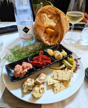 Antipasto vegano con formaggio veg stagionato alle olive, scapei (tipo gnocco fritto) e verdure at La Luna nel Pozzo in Lerici