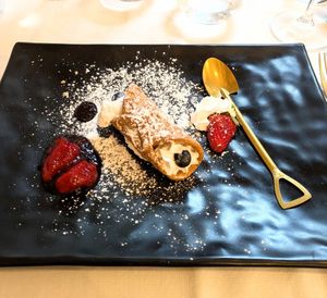 Cannolo con frutti di bosco e farcito con panna veg at La Luna nel Pozzo in Lerici