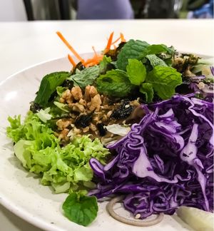 Soba with generous salad and mint leaves for the refreshingness at Create Healthy Lifestyle 創意素食 in Central Singapore