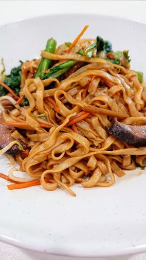 mixed vegetables fried noodles at Create Healthy Lifestyle 創意素食 in Central Singapore