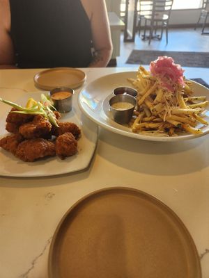 Thai coliflower wings and dirty fries at Rüt in Spokane