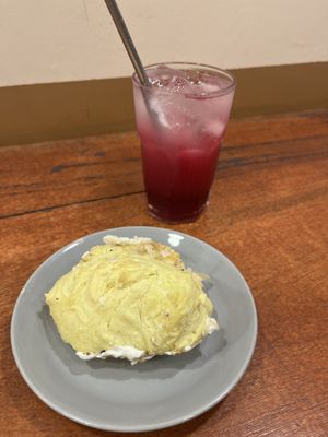 Pão de queijo na chapa com cream cheese, e suco de groselha com limão  #Veganuary at Hera Veggie in Sao Paulo