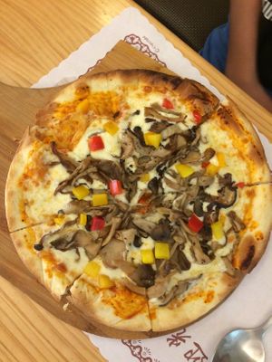 pizza at Shí Cǎi Jí Sī in Taipei