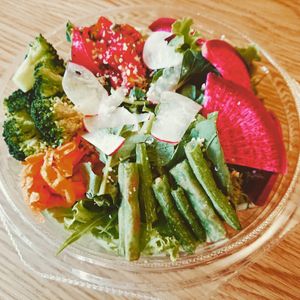 vegan and organic salad for take-out at Kumeys in Tokyo