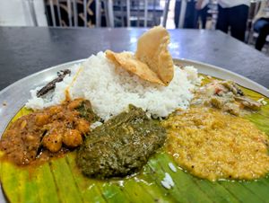 Mixed curry rice 🍛 at Golden Cafe in Colombo