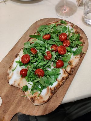 Pinsa mit veganem Käse, Tomaten, Rucola at Pizzeria del Ponte in Recco