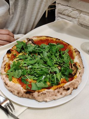 Vegetarische Pizza mit Kamut Boden und veganem Käse at Pizzeria del Ponte in Recco