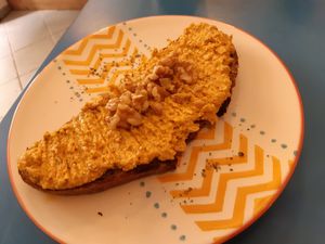 Tosta con paté vegano / open sandwing with some vegan paté at El Perro De Pavlov in Madrid