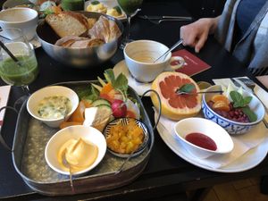Seasonal green smoothie, false egg salad, pumpkin-cashew salsa, pumpkin-apple-ginger chowchow, grapefruit, vegan “birchermüesli” (fruit bowl with soy joghurt), vegan “camemb at Les Gareçons in Basel