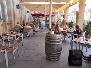 Outdoor seating at Les Gareçons in Basel