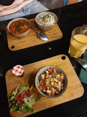 chili con vege and rice (top), tartar of tomatoes moroccan style (bottom) at Broc The Kasbah in Marrakech