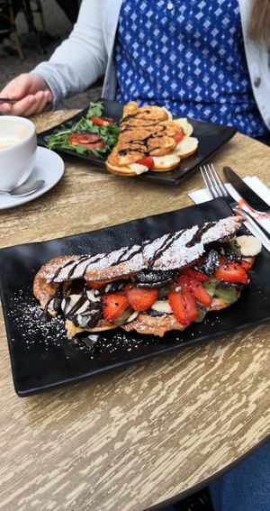 Süße vegane Waffel und vegetarische herzhafte Mozarellawaffel at Magic Waffle in Leipzig