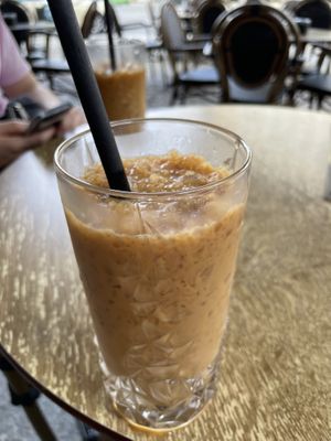 Crushed Ice Kaffee mit Hafermilch und Karamellsirup   at Magic Waffle in Leipzig