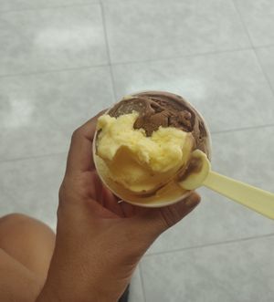gelat de mango i de llet d'avellanes amb xocolata at El Cucurucho Heladeria  - Es Castell in Menorca