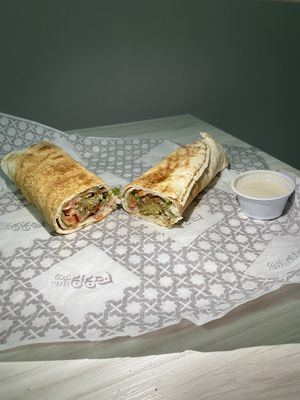 Kebab de falafel feito com bolinhos de grão de bico, molho tahine, pão árabe, alface, tomate e salsinha. 💚 at Laziz Food Truck in Fortaleza