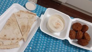 Falafel com porção de Humos at Laziz Food Truck in Fortaleza