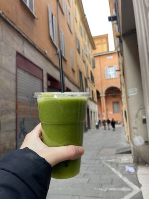 Detox green juice large 5.8€  at Nectare in Bologna