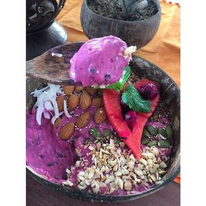 Thick and fluffy pink and purple Crazy pink bowl at Urban Jungle in Ubud