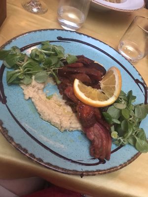 Roasted Root Vegetables & Hummus (VG | GF)
Sweet potatoes, leeks, fennel, carrots and beets served on house-made white bean hummus with lemon and mache at Fig in Split