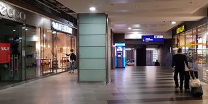 View from inside the train station (ground level / 1st floor) towards exit - direction Friedrichstrasse. Haferkater is located on the left. at Haferkater - S-Bf Friedrichstraße in Berlin