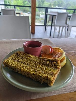 Pão de espeta, manteiga de amendoim e fruta (pequeno almoço) at Naturena in Barcelos