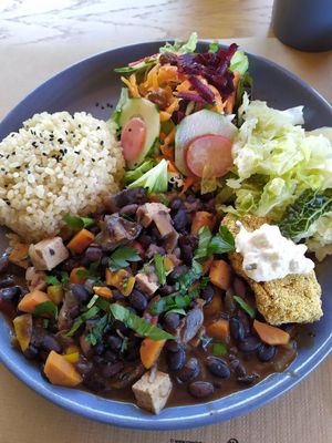 Feijoada de feijão preto e tofu, arroz integral e salada at Naturena in Barcelos