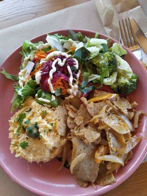 Seitan de cebolada, puré de millet, brócolos e couve cozidos, salada at Naturena in Barcelos
