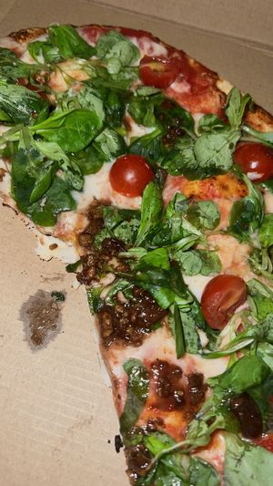 pizza base de tomate con cherrys, canónigos, vinagreta y queso vegano 10/10  at GALiPiZZA in Ribadeo