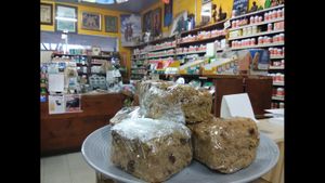 Winter treats, gluten free, sugar free, vegan and organic.  Extensive selection of supplements. Wonderful artwork and atmosphere. Great vegan organic meals, most for well under $10 at Oh Happy Days Vegan Cafe in Altadena