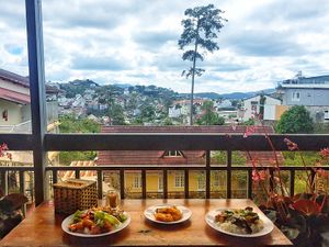 Comfy seat overlooking the valley at Sương Mai in Da Lat