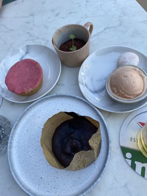 Really loved the ‘rozeys garden’ (top middle)😍 at Rozey in Rotterdam