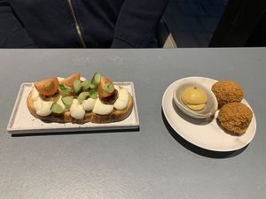 Jummie vegan bitterballen en Brushetta at Rozey in Rotterdam