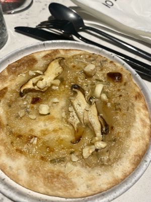 Pizza funghi, non vegan  at Rozey in Rotterdam