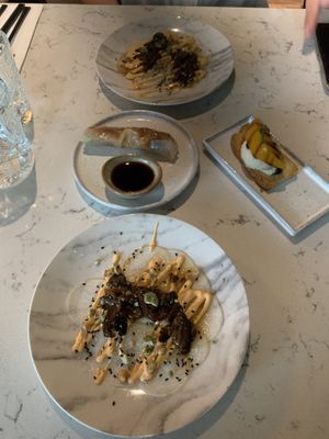 Rettich carpaccio met gemarineerde paddenstoelen, springroll en bruschetta met perzik en kokos   at Rozey in Rotterdam