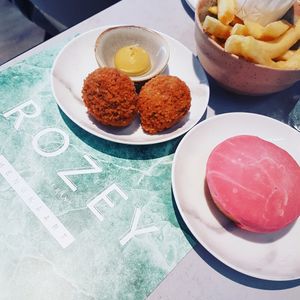 Bitterballen en Roze(y) koek 💚 at Rozey in Rotterdam