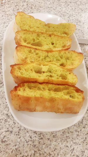 Vegan garlic bread at Old Boundary Hotel in Bendigo