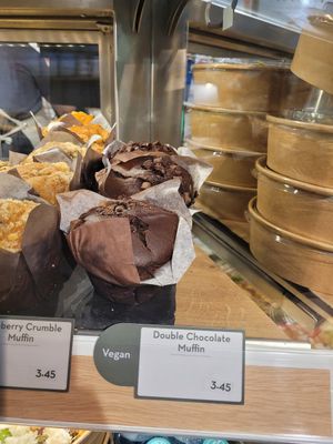 Muffin has some pudding inside. at Dean & David - Hachmannplatz in Hamburg