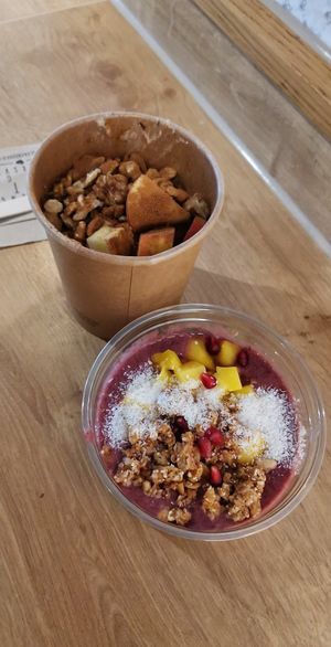 Apfel Walnüsse Porrige  und Acai Smoothie Bowl at Dean & David - Hachmannplatz in Hamburg