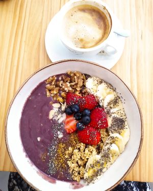 Açai bowl y café con avena at Caledonia Coffee in Salamanca