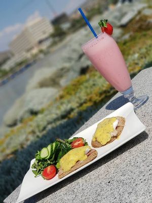 Snack by the sea 🌞 at Sailor's Rest in Limassol