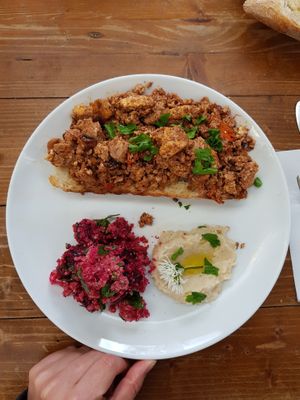 Smoked Turkish tofu, beetroot salad and wild garlic aioli 🙌 at Y Garreg in Penrhyndeudraeth