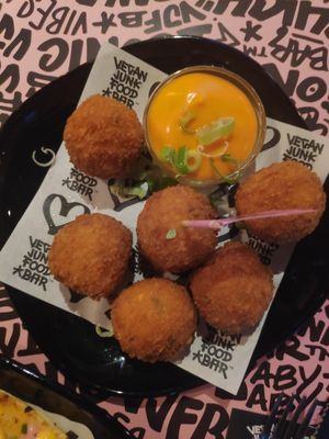 Mac&cheese betterballs at Vegan Junk Food Bar  - Rotterdam in Rotterdam