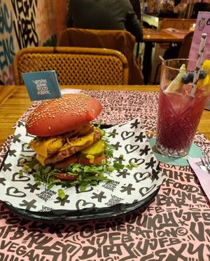 Notorious Sumo en Galaxy Lemonade mocktail at Vegan Junk Food Bar  - Rotterdam in Rotterdam