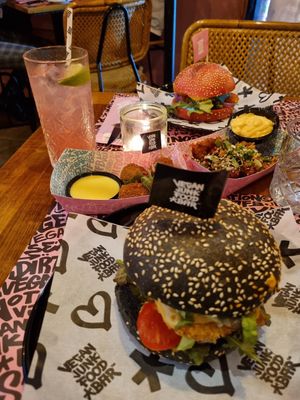 Fly wingz and betterballs. 
Burgers: Daddy and Notorious at Vegan Junk Food Bar  - Rotterdam in Rotterdam