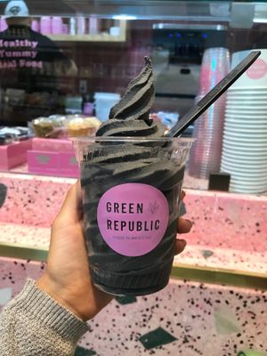 Helado de carbón activado at Green Republic in Mexico City