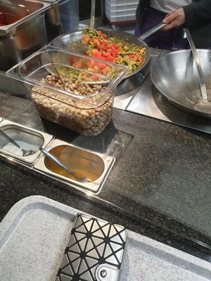 Freshly made food at Mensa Veggie 2.0 - Die tiefgrüne Mensa in Berlin