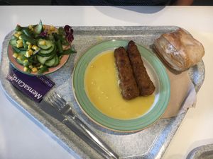 vegan vegetables crisps with vegan sauce, vegan apple bag and salad at Mensa Veggie 2.0 - Die tiefgrüne Mensa in Berlin